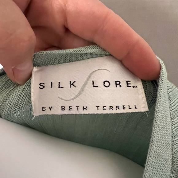 SILK LORE Short Sleeve Sweater. 100% silk in mint green. Figure flattering. - Picture 3 of 8